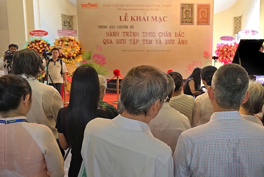 Nhạc sĩ Trần Văn Bùi với bộ sưu tập tem có chữ ký Bác Hồ