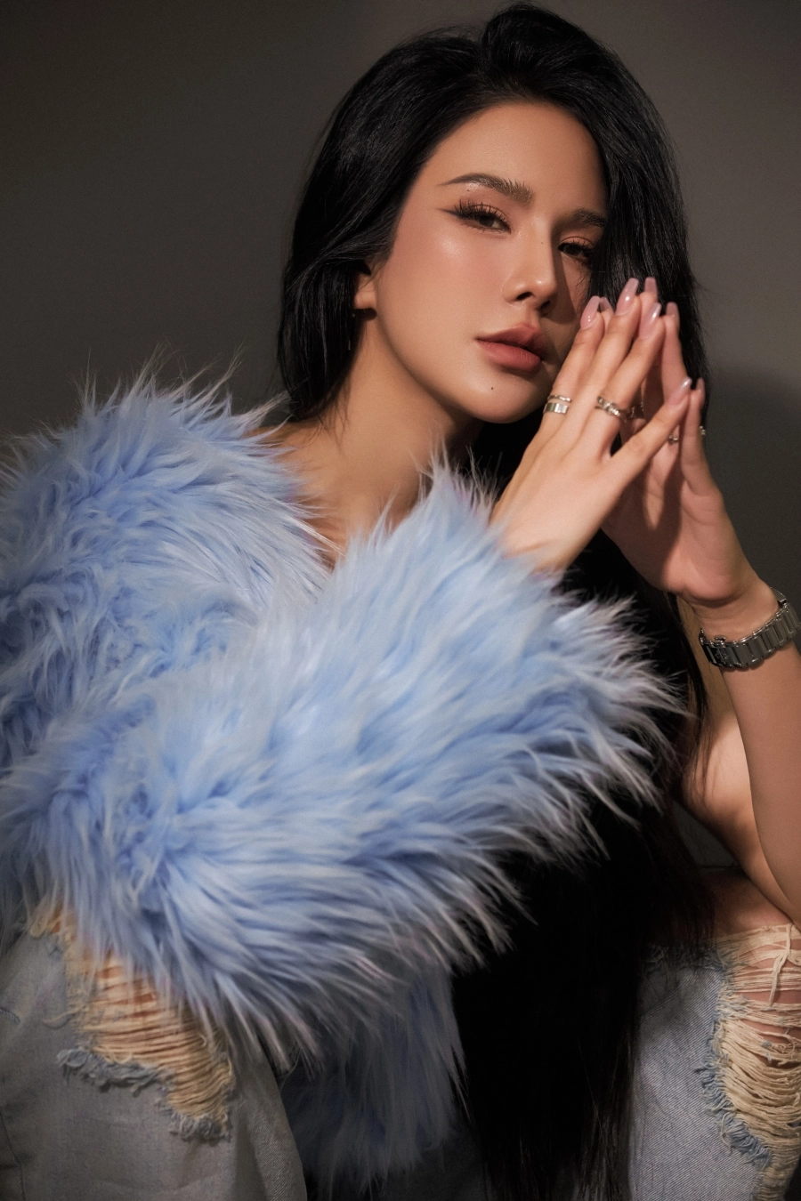 Diệp Lâm Anh mời loạt sao showbiz Việt tham gia phiên livestream triệu đô