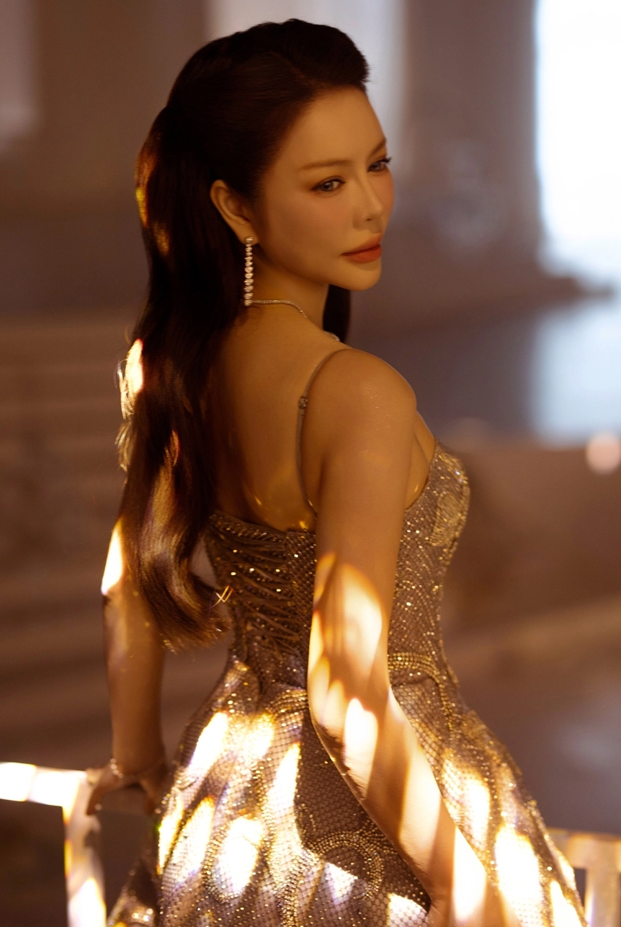 Lý Nhã Kỳ kiêu sa với đầm dạ hội độc bản dự show váy cưới của NTK Chung Thanh Phong