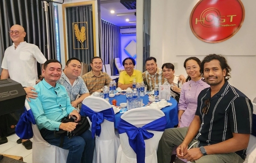 Công Hậu, Thạnh Bạch, Quyền Linh... và các nghệ sĩ mừng khai trương Hồ Gia Trang Media
