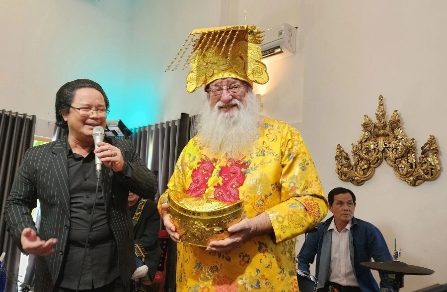 Công Hậu, Thạnh Bạch, Quyền Linh... và các nghệ sĩ mừng khai trương Hồ Gia Trang Media