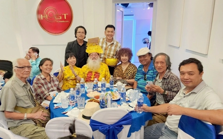 Công Hậu, Thạnh Bạch, Quyền Linh... và các nghệ sĩ mừng khai trương Hồ Gia Trang Media