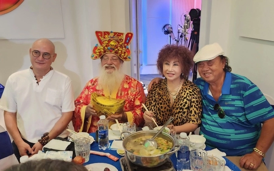 Công Hậu, Thạnh Bạch, Quyền Linh... và các nghệ sĩ mừng khai trương Hồ Gia Trang Media