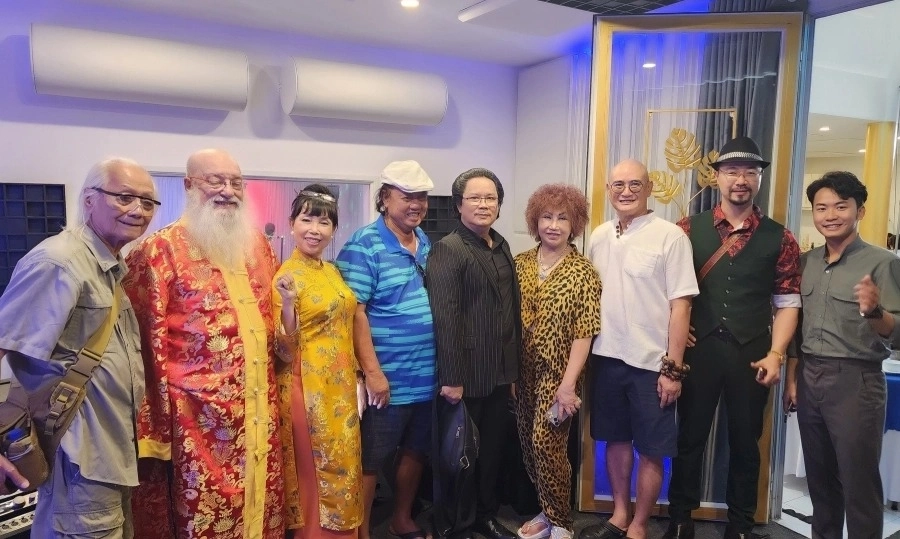 Công Hậu, Thạnh Bạch, Quyền Linh... và các nghệ sĩ mừng khai trương Hồ Gia Trang Media