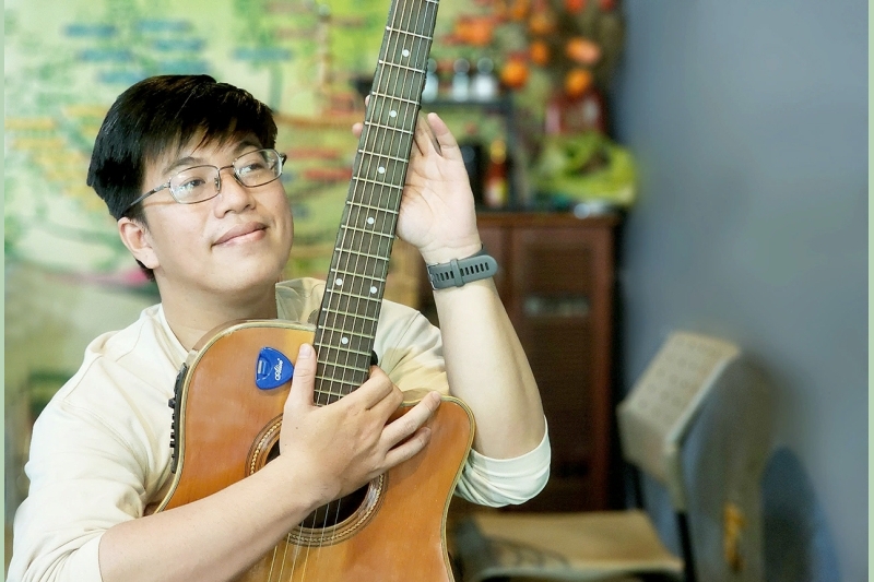 Nhạc sĩ Thuận Hồ: Tiếng lòng bolero giữa phố thị ồn ào