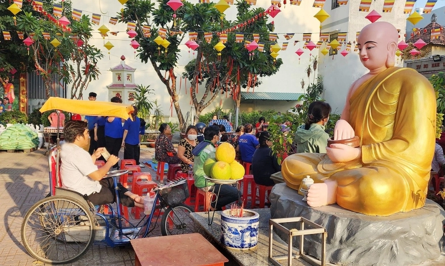 Huỳnh Nhật Thanh và nghệ sĩ  'chơi xuân' với bà con qua siêu thị 0 đồng