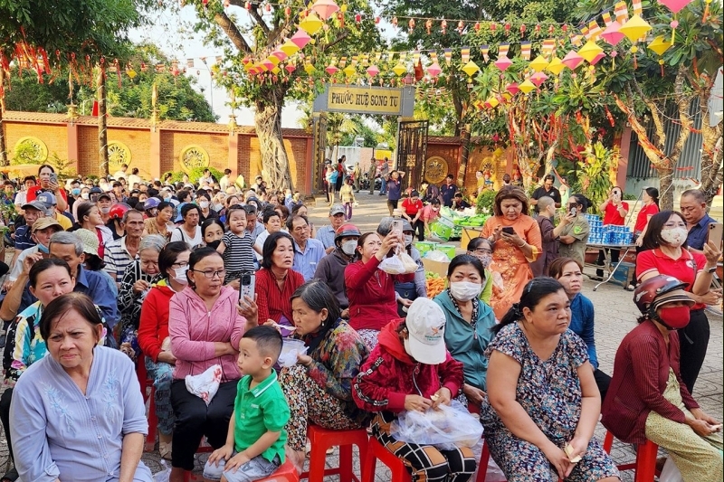 Huỳnh Nhật Thanh và nghệ sĩ  'chơi xuân' với bà con qua siêu thị 0 đồng