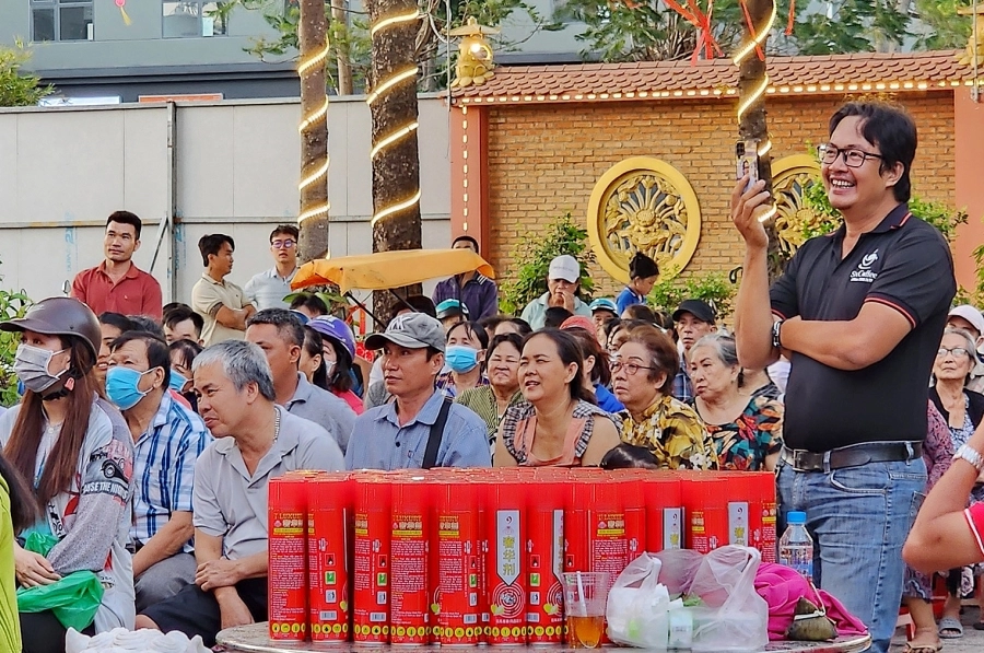 Huỳnh Nhật Thanh và nghệ sĩ  'chơi xuân' với bà con qua siêu thị 0 đồng