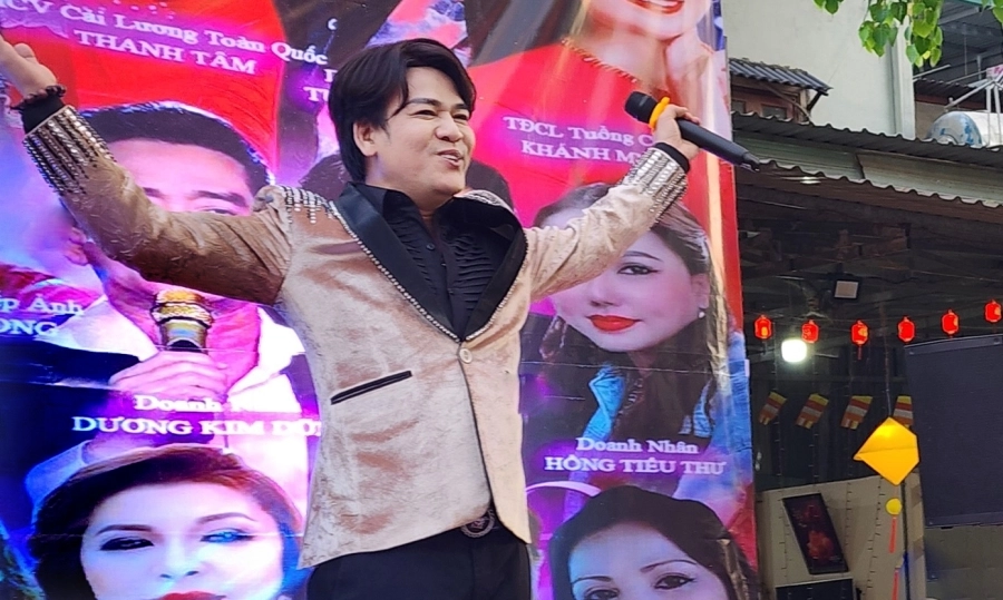 Huỳnh Nhật Thanh và nghệ sĩ  'chơi xuân' với bà con qua siêu thị 0 đồng