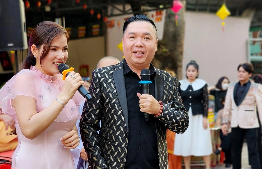 Huỳnh Nhật Thanh và nghệ sĩ  'chơi xuân' với bà con qua siêu thị 0 đồng