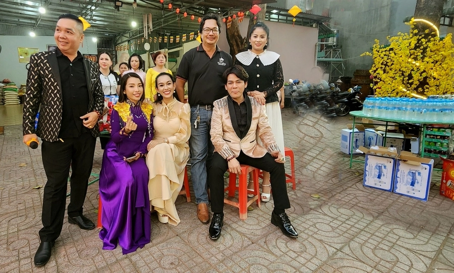 Huỳnh Nhật Thanh và nghệ sĩ  'chơi xuân' với bà con qua siêu thị 0 đồng