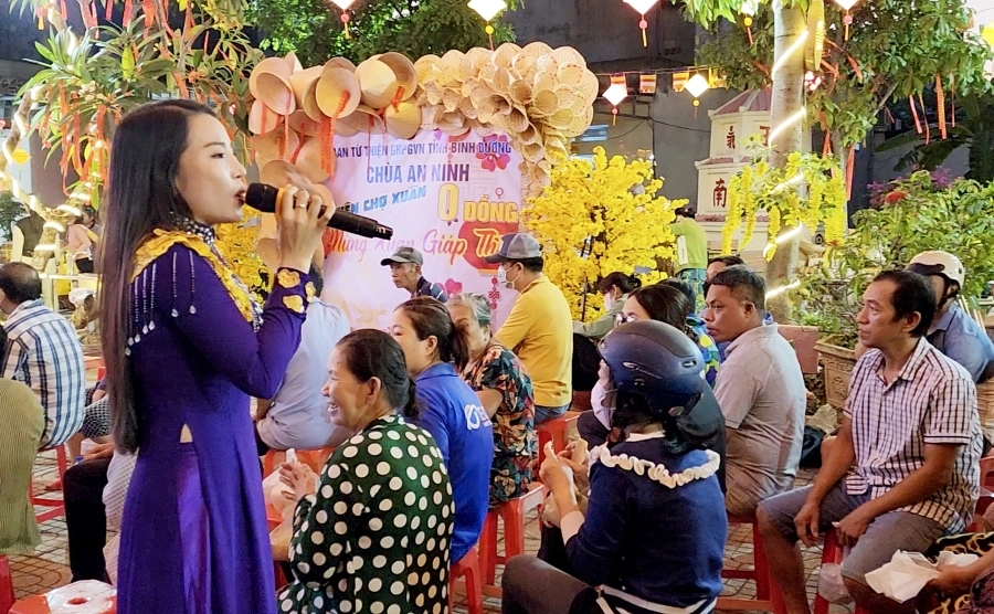 Huỳnh Nhật Thanh và nghệ sĩ  'chơi xuân' với bà con qua siêu thị 0 đồng