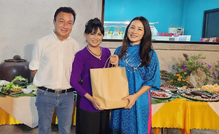 Tùng Linh - Vân Thanh nấu bánh tét mừng xuân cùng công ty Mekong River