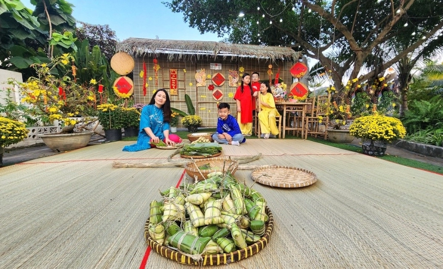 Tùng Linh - Vân Thanh nấu bánh tét mừng xuân cùng công ty Mekong River