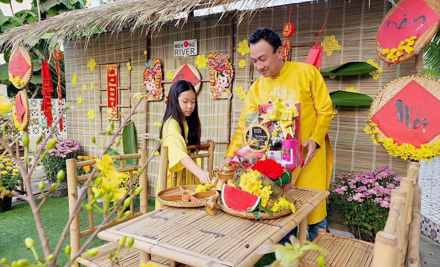 Tùng Linh - Vân Thanh nấu bánh tét mừng xuân cùng công ty Mekong River