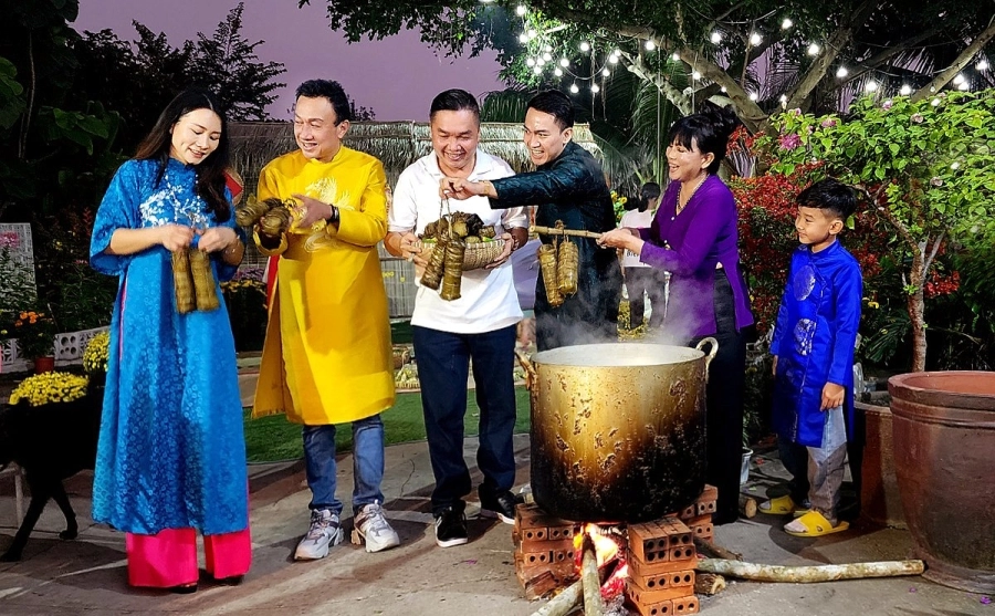 Tùng Linh - Vân Thanh nấu bánh tét mừng xuân cùng công ty Mekong River