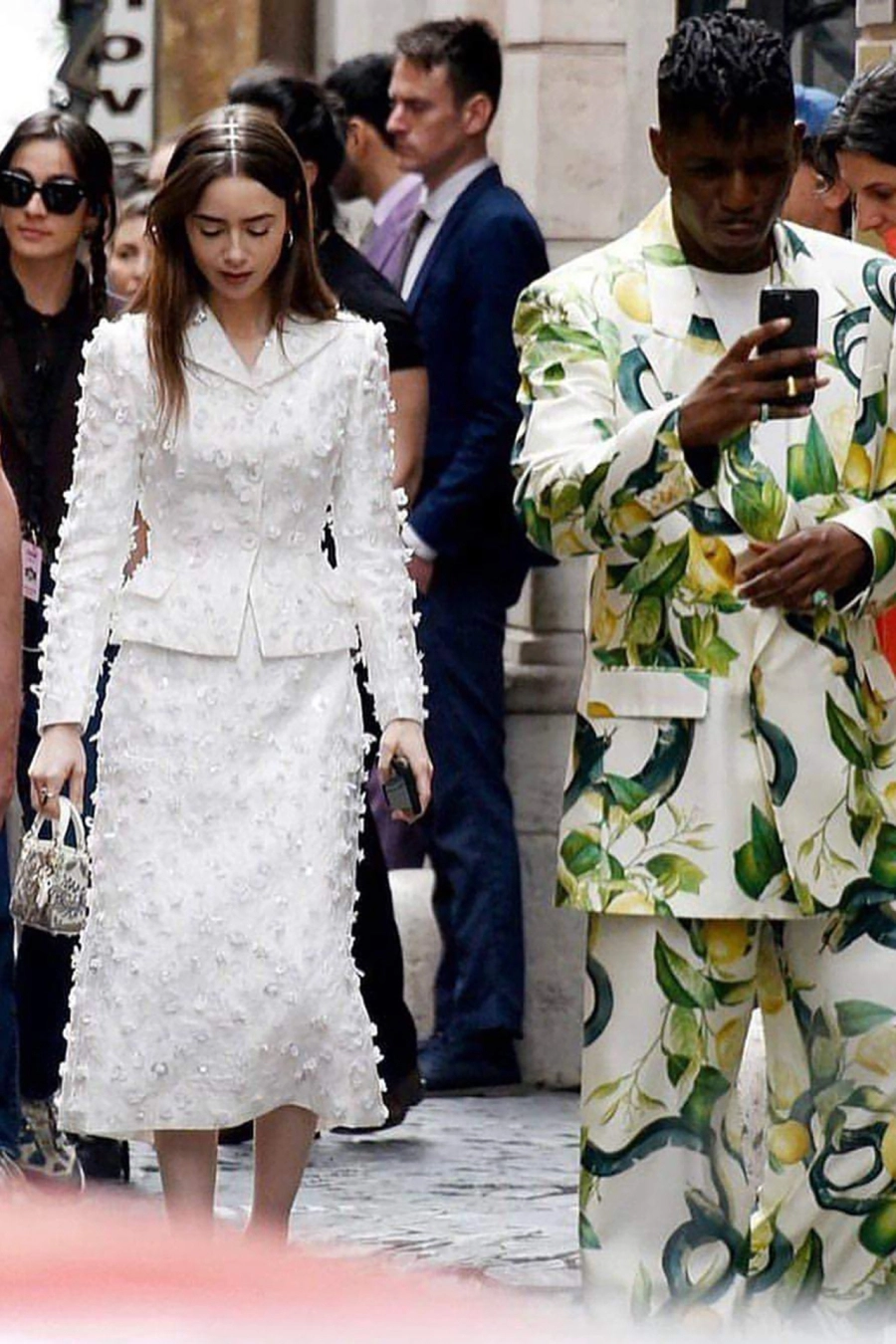 Lily Collins diện trang phục SIXDO của Đỗ Mạnh Cường quay phim 'Emily in Paris'