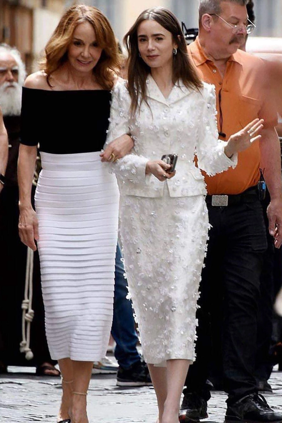 Lily Collins diện trang phục SIXDO của Đỗ Mạnh Cường quay phim 'Emily in Paris'
