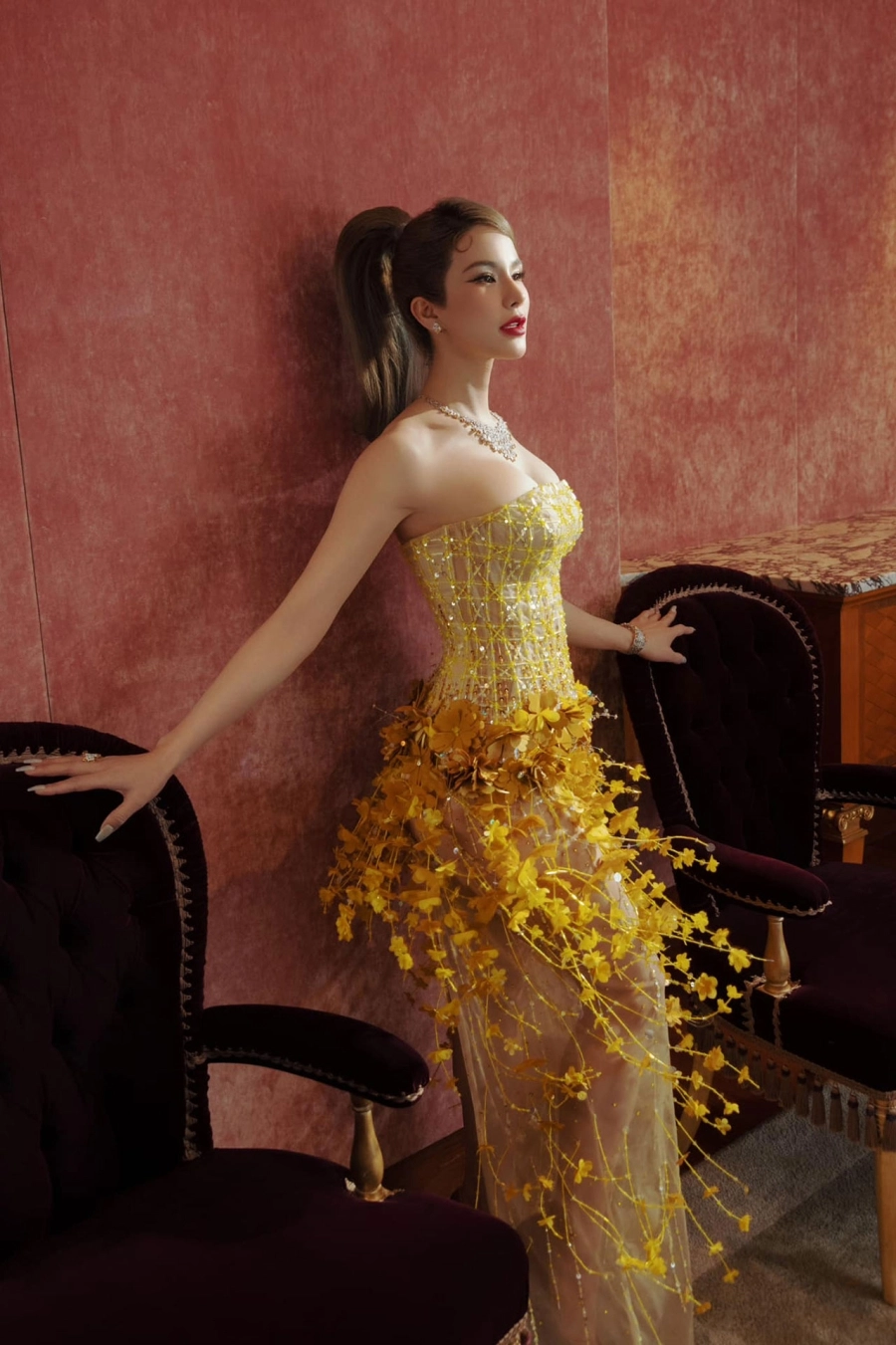 Fan của Diệp Lâm Anh, Trang Pháp chơi lớn, rải hình ảnh khắp các tòa nhà để chúc mừng LUNAS ra MV Moonlight