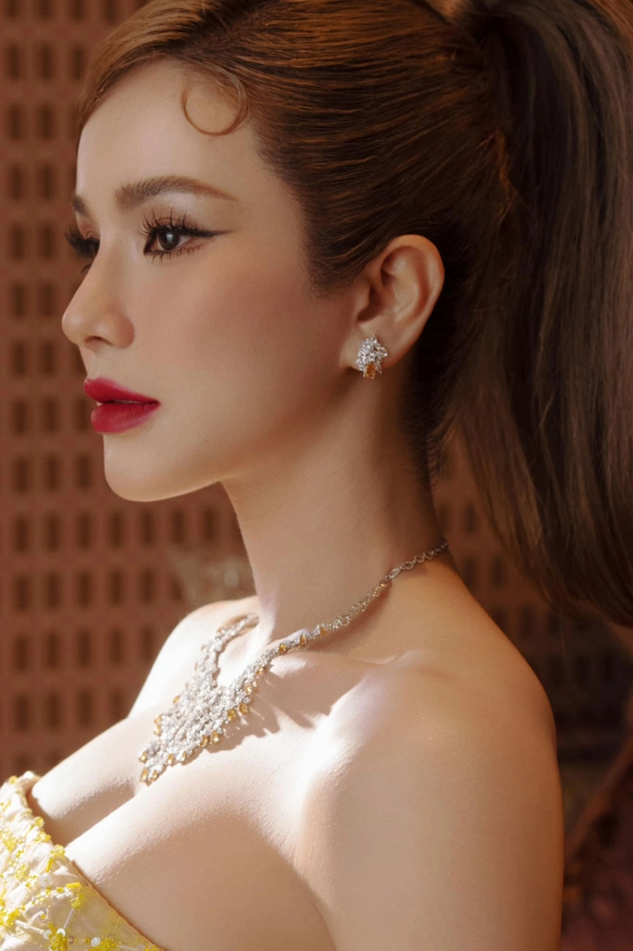 Fan của Diệp Lâm Anh, Trang Pháp chơi lớn, rải hình ảnh khắp các tòa nhà để chúc mừng LUNAS ra MV Moonlight