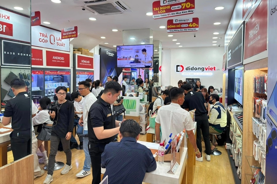 Di Động Việt giao khoảng 700 Samsung Galaxy S5 cho khách hàng trong đêm trả máy sớm và mở bán đầy sôi động