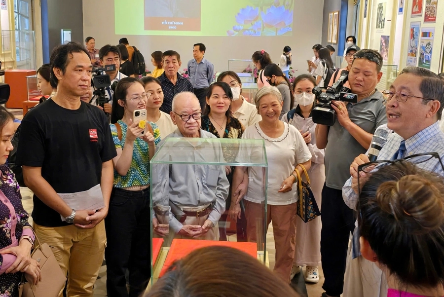 Nhạc sĩ Trần Văn Bùi với bộ sưu tập tem có chữ ký Bác Hồ