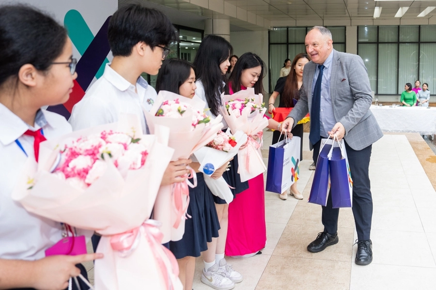 Học sinh Việt Nam thể hiện kĩ năng cốt lõi của Thế kỉ 21 khi tham gia cuộc thi làm phim Thế giới của bạn – Your World 