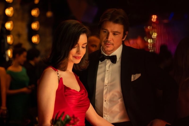 Verity (bí mật bị chôn vùi): Anne Hathaway bí hiểm khiến khán giả ngạt thở