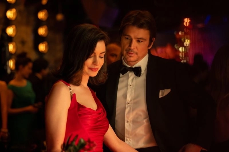 Verity (bí mật bị chôn vùi): Anne Hathaway bí hiểm khiến khán giả ngạt thở