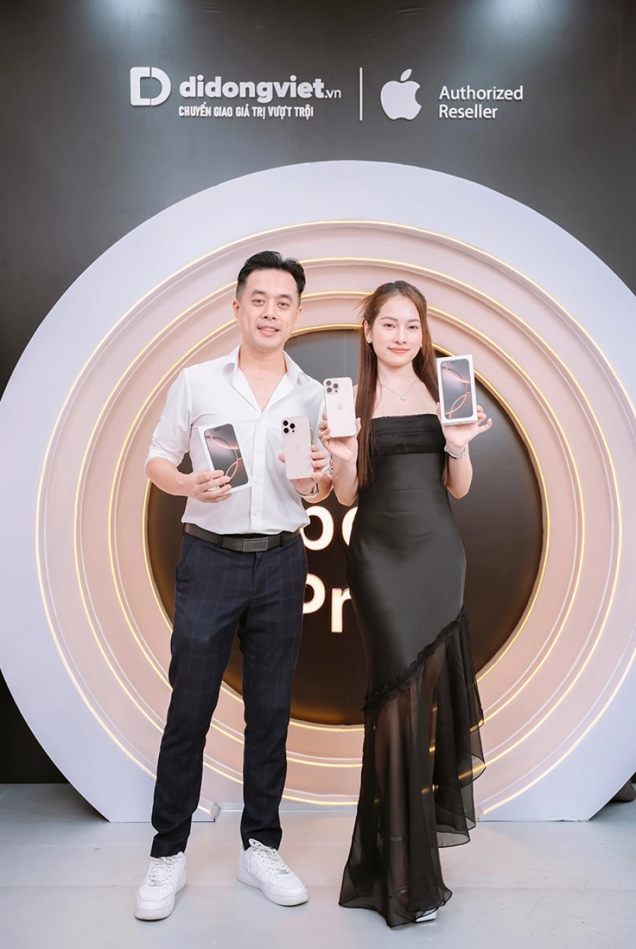 Nhạc sĩ Dương Khắc Linh cùng bà xã đến Di Động Việt lên đời iPhone