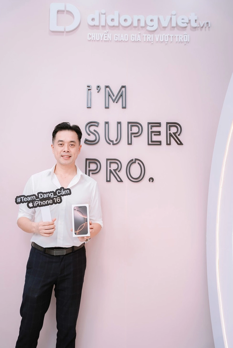 Nhạc sĩ Dương Khắc Linh cùng bà xã đến Di Động Việt lên đời iPhone