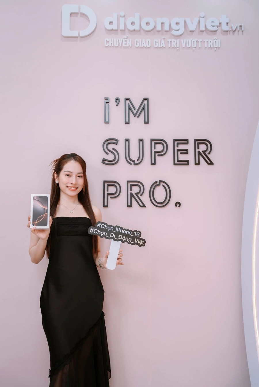 Nhạc sĩ Dương Khắc Linh cùng bà xã đến Di Động Việt lên đời iPhone