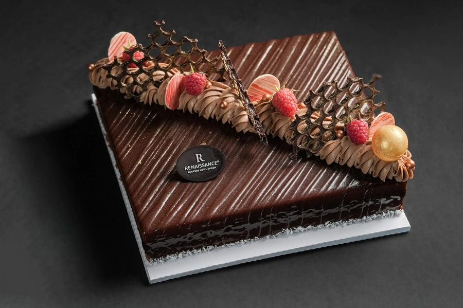Renaissance Riverside Hotel Saigon ra mắt bst bánh ngọt Slice into Surprise