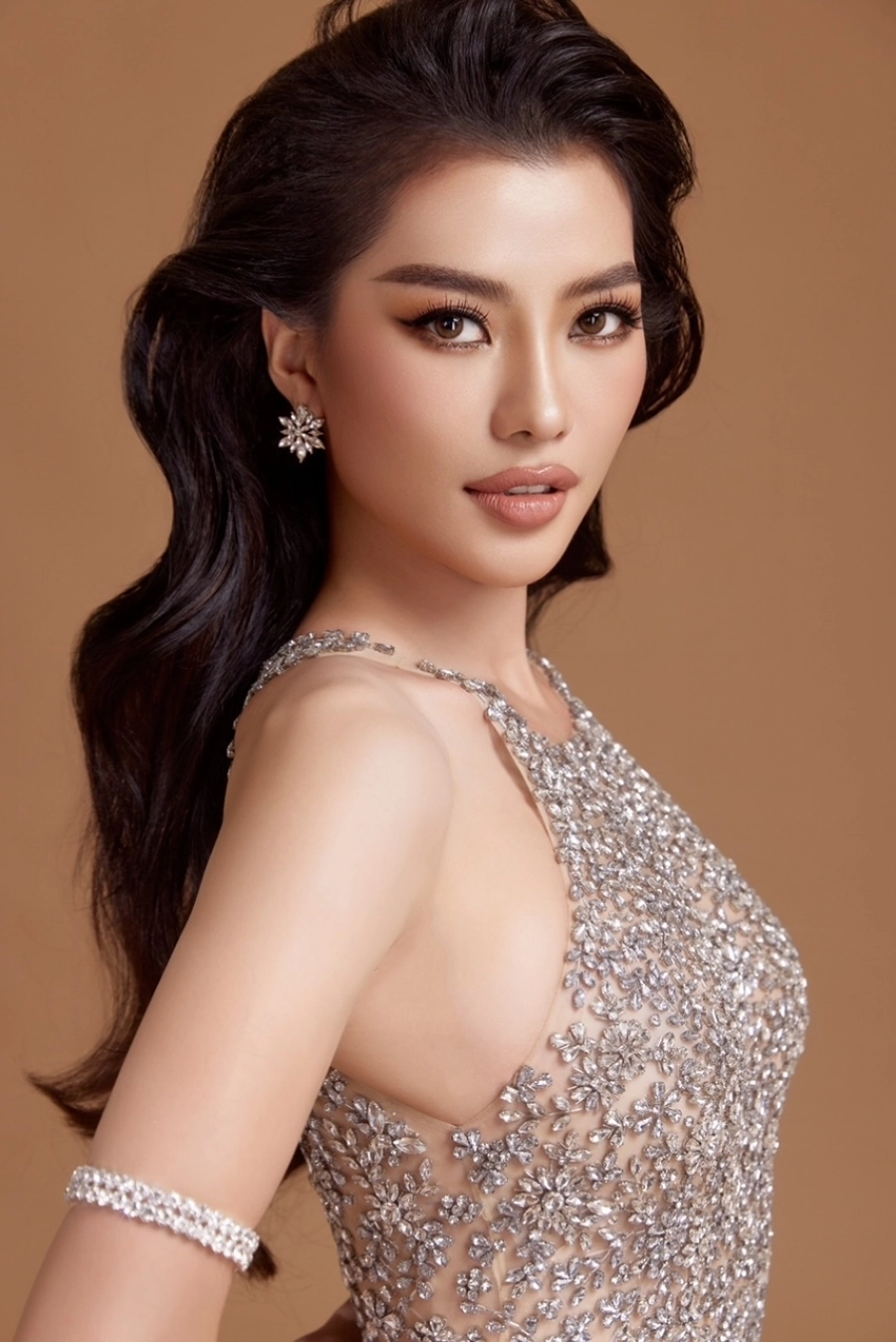 Diệp Lâm Anh mời loạt sao showbiz Việt tham gia phiên livestream triệu đô