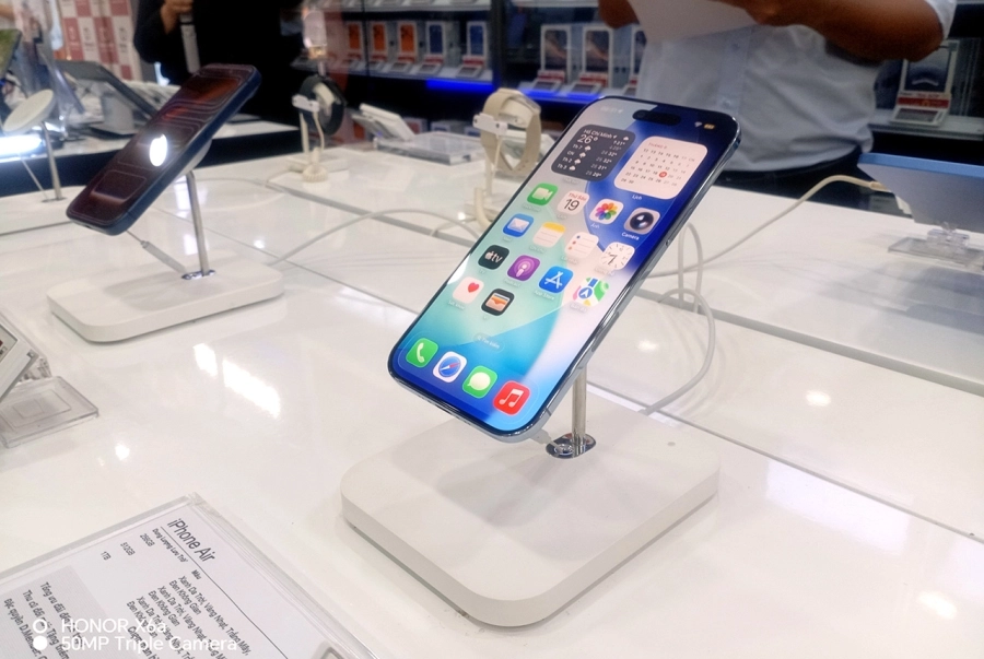 Hàng trăm khách hàng nhận iPhone 17, iPhone Air tại Di Động Việt