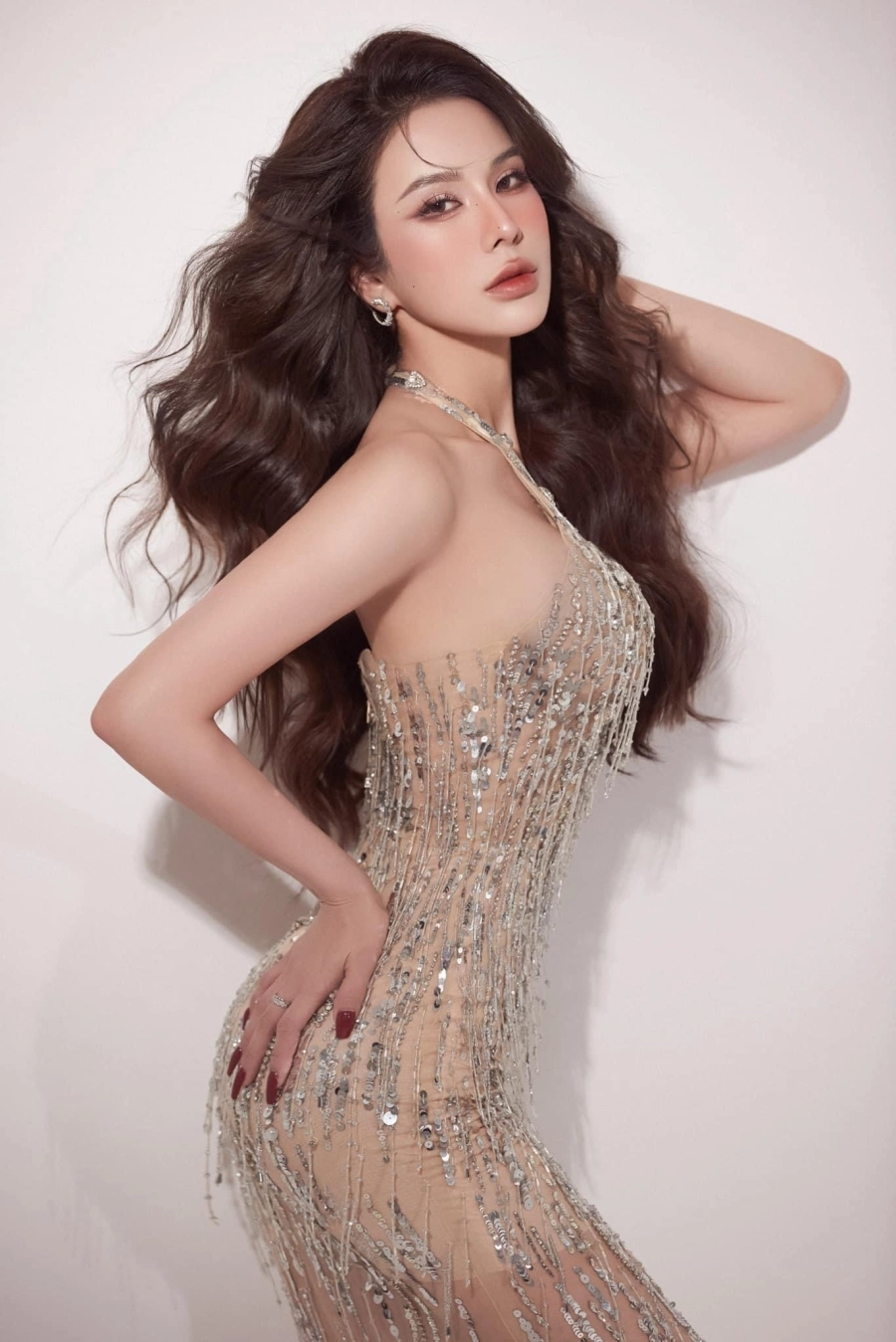 Diệp Lâm Anh mời loạt sao showbiz Việt tham gia phiên livestream triệu đô
