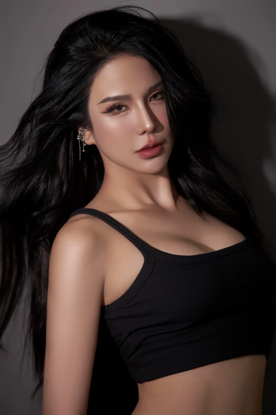 Diệp Lâm Anh mời loạt sao showbiz Việt tham gia phiên livestream triệu đô