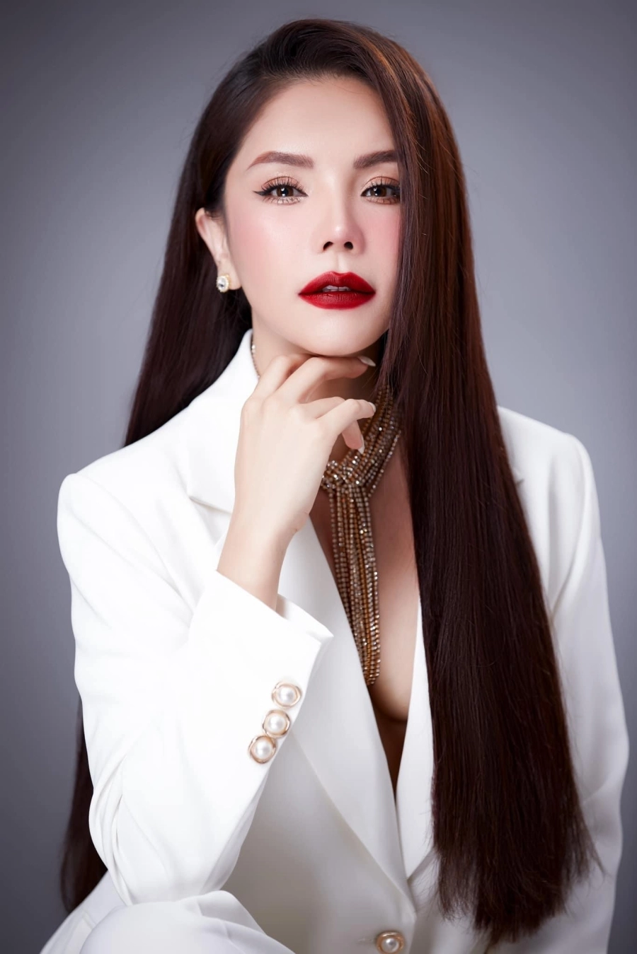 Diệp Lâm Anh mời loạt sao showbiz Việt tham gia phiên livestream triệu đô