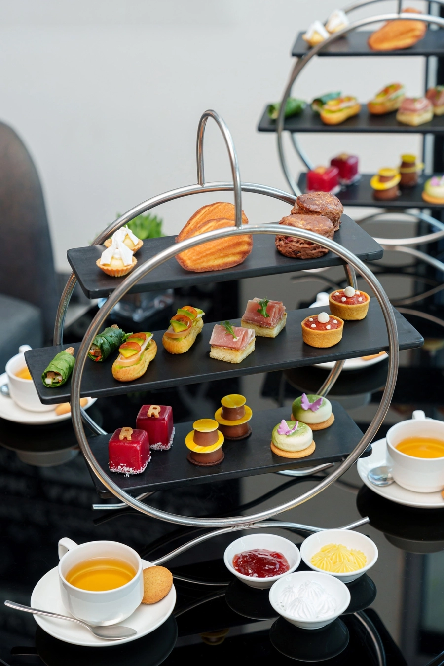 Renaissance Riverside Hotel Saigon ra mắt tiệc trà chiều cuối tuần