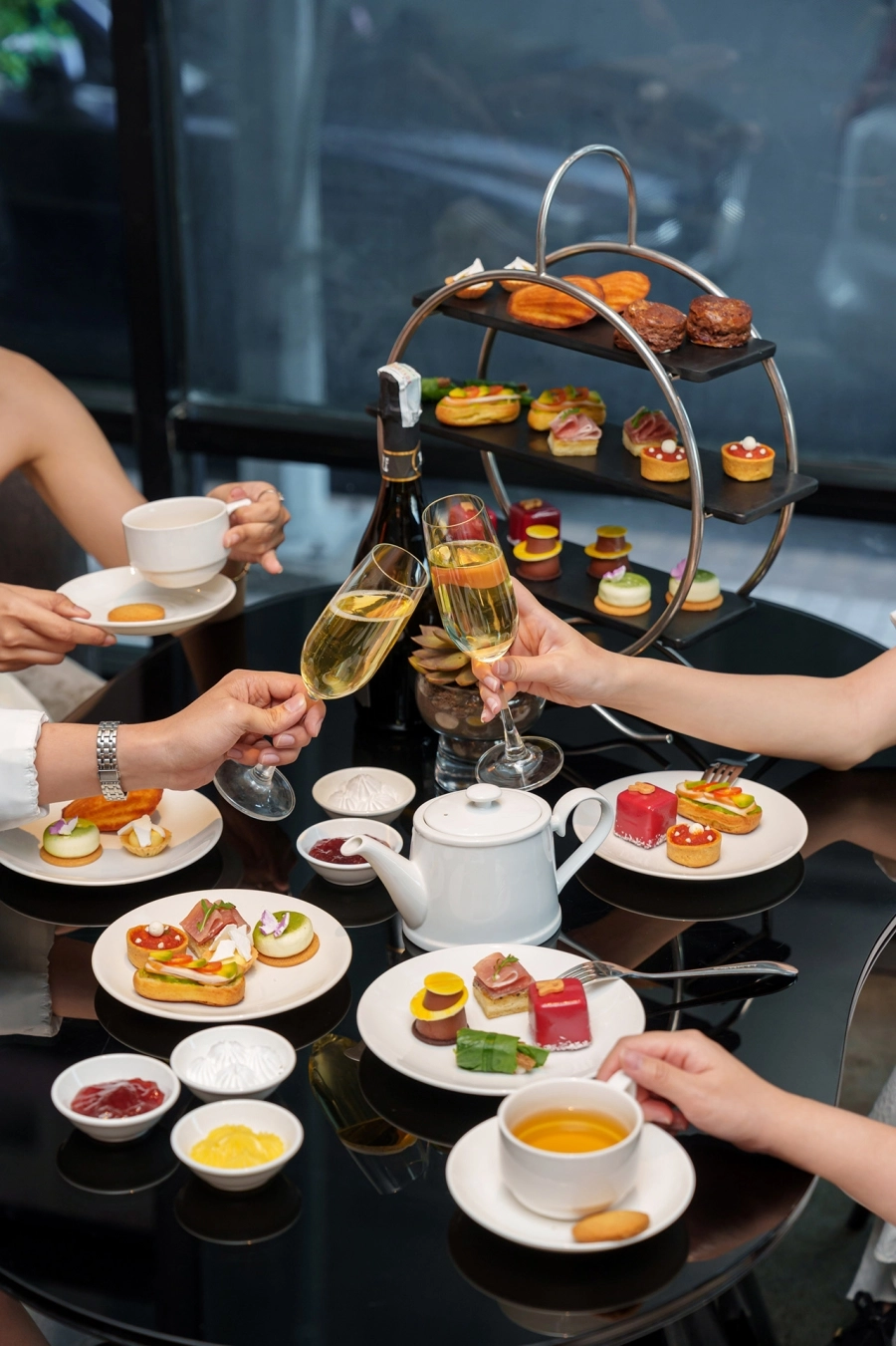 Renaissance Riverside Hotel Saigon ra mắt tiệc trà chiều cuối tuần