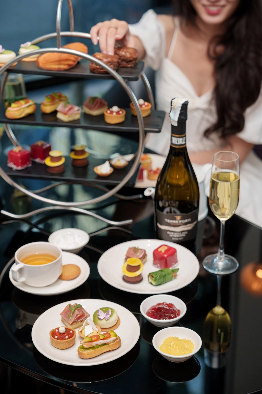Renaissance Riverside Hotel Saigon ra mắt tiệc trà chiều cuối tuần