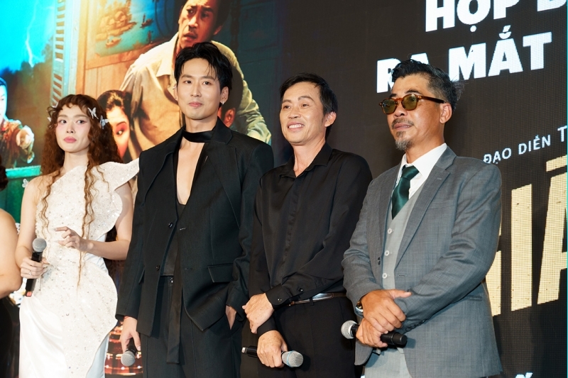 NSƯT Hoài Linh xuất hiện bên 'con trai' Tuấn Trần trong buổi ra mắt phim điện ảnh Làm Giàu Với Ma