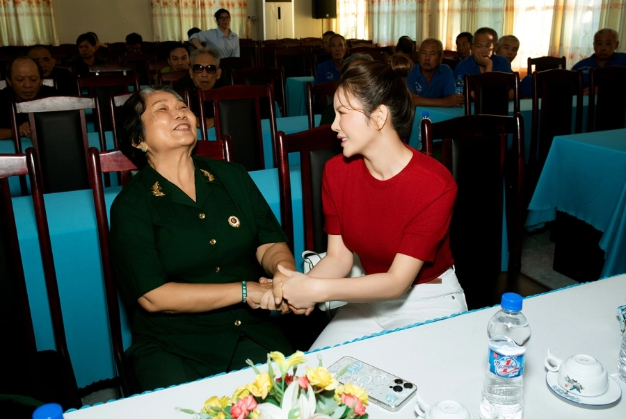 Lý Nhã Kỳ tri ân cựu chiến binh Long Đất dịp đại lễ Thống nhất Đất Nước 30/4