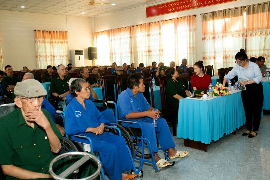 Lý Nhã Kỳ tri ân cựu chiến binh Long Đất dịp đại lễ Thống nhất Đất Nước 30/4