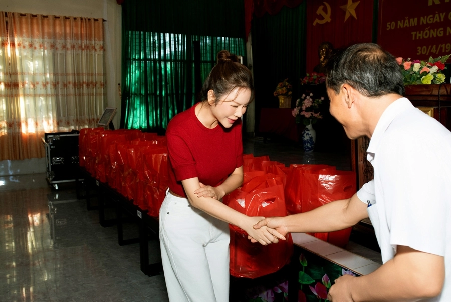 Lý Nhã Kỳ tri ân cựu chiến binh Long Đất dịp đại lễ Thống nhất Đất Nước 30/4