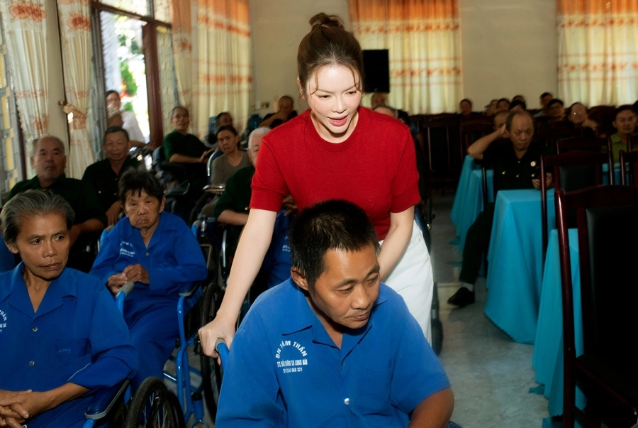 Lý Nhã Kỳ tri ân cựu chiến binh Long Đất dịp đại lễ Thống nhất Đất Nước 30/4