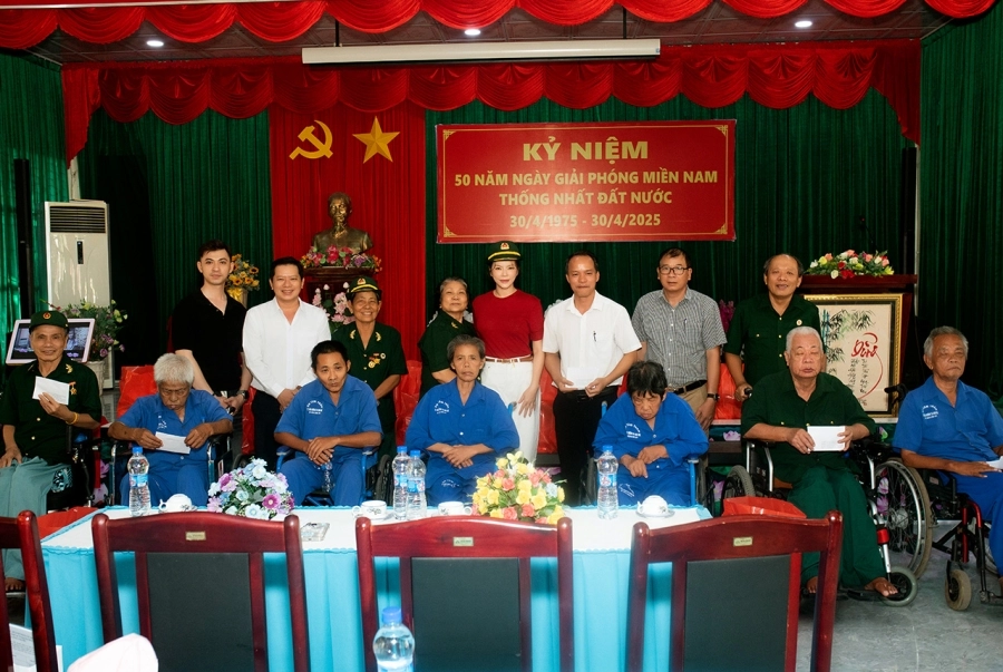Lý Nhã Kỳ tri ân cựu chiến binh Long Đất dịp đại lễ Thống nhất Đất Nước 30/4
