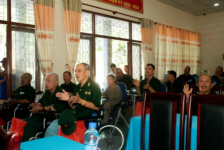 Lý Nhã Kỳ tri ân cựu chiến binh Long Đất dịp đại lễ Thống nhất Đất Nước 30/4