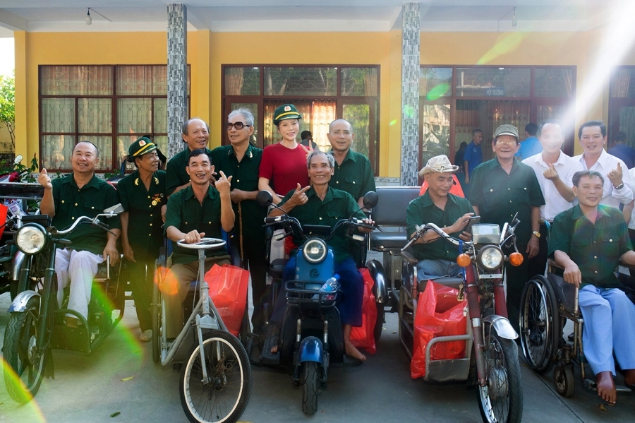 Lý Nhã Kỳ tri ân cựu chiến binh Long Đất dịp đại lễ Thống nhất Đất Nước 30/4