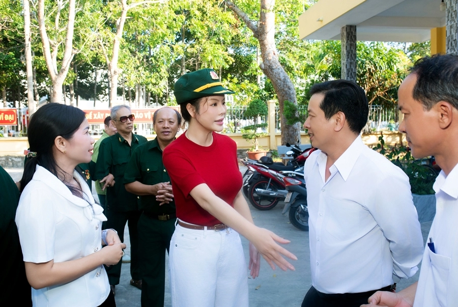 Lý Nhã Kỳ tri ân cựu chiến binh Long Đất dịp đại lễ Thống nhất Đất Nước 30/4